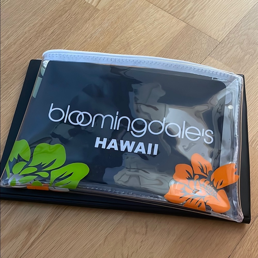 Bloomingdale's Medium Travel Bag Cosmetic Case (Hawaii edition)